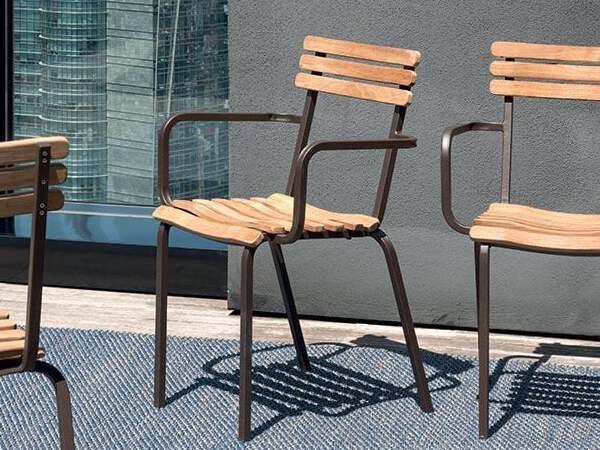 Штабелируемый садовый стул из тикового дерева с подлокотниками In Stock Ethimo ARCH-00077790