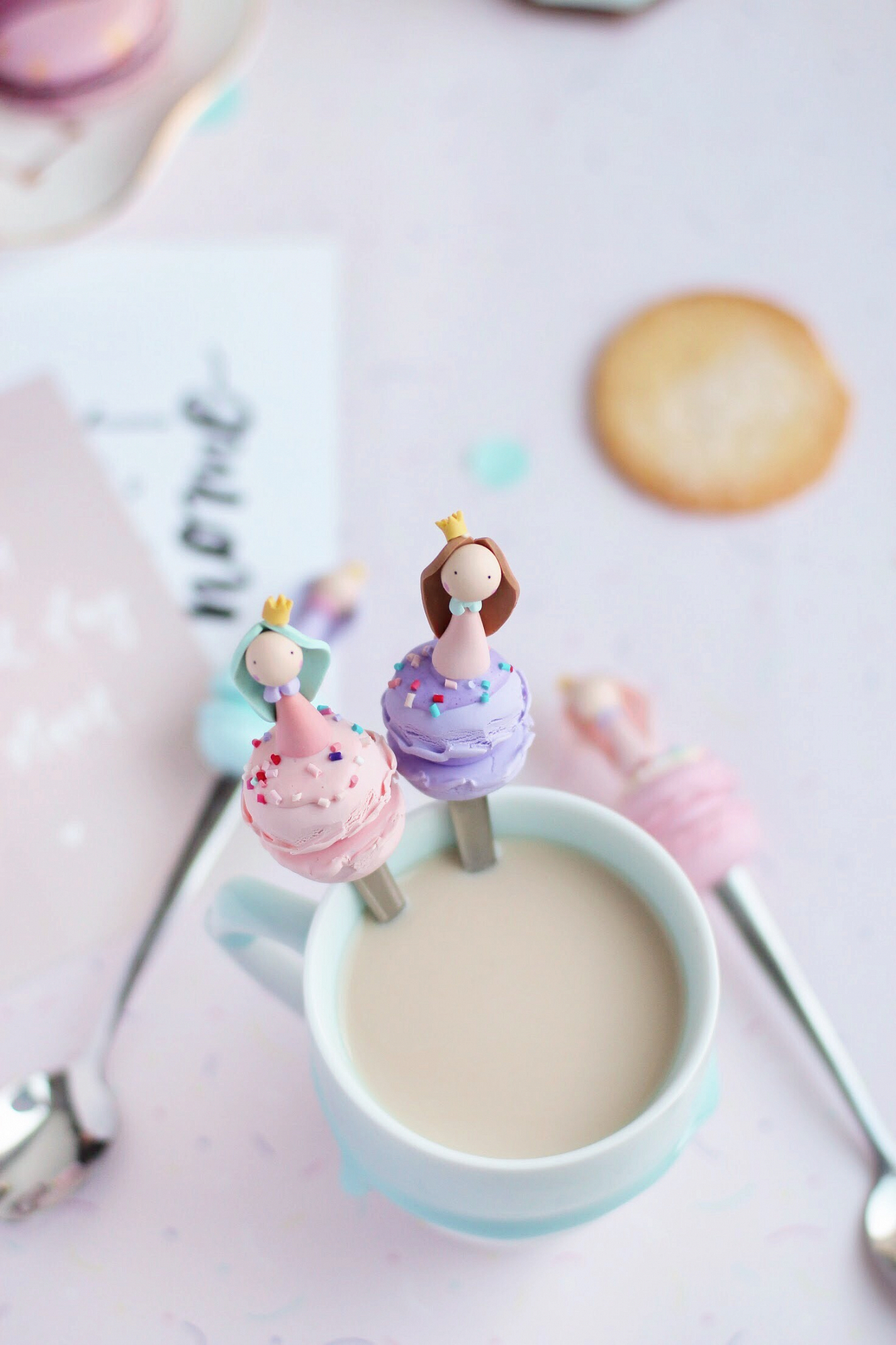 Чайная ложка "Лавандовый macaroon с принцессой-блондинкой в голубом платье" JULS SMALL BAKERY  335352 Фиолетовый Santreyd  - Вид №1