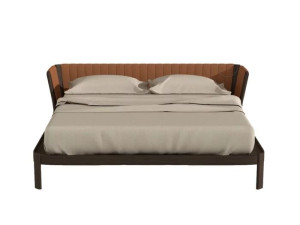 Деревянная двуспальная кровать