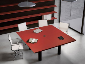 Деревянный стол для совещаний