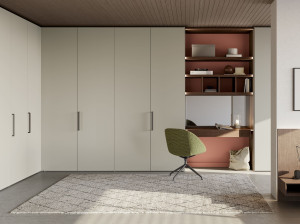 Секционный шкаф с деревянной распашной дверью и ручками