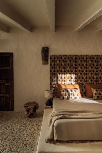 Вышитая ткань