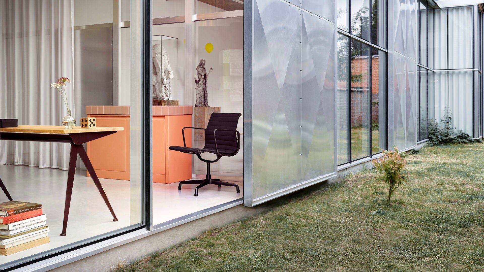 Ткань спиц поворотный стул с подлокотниками VITRA Eames Aluminium Group ARCH-00087363 - Вид №16