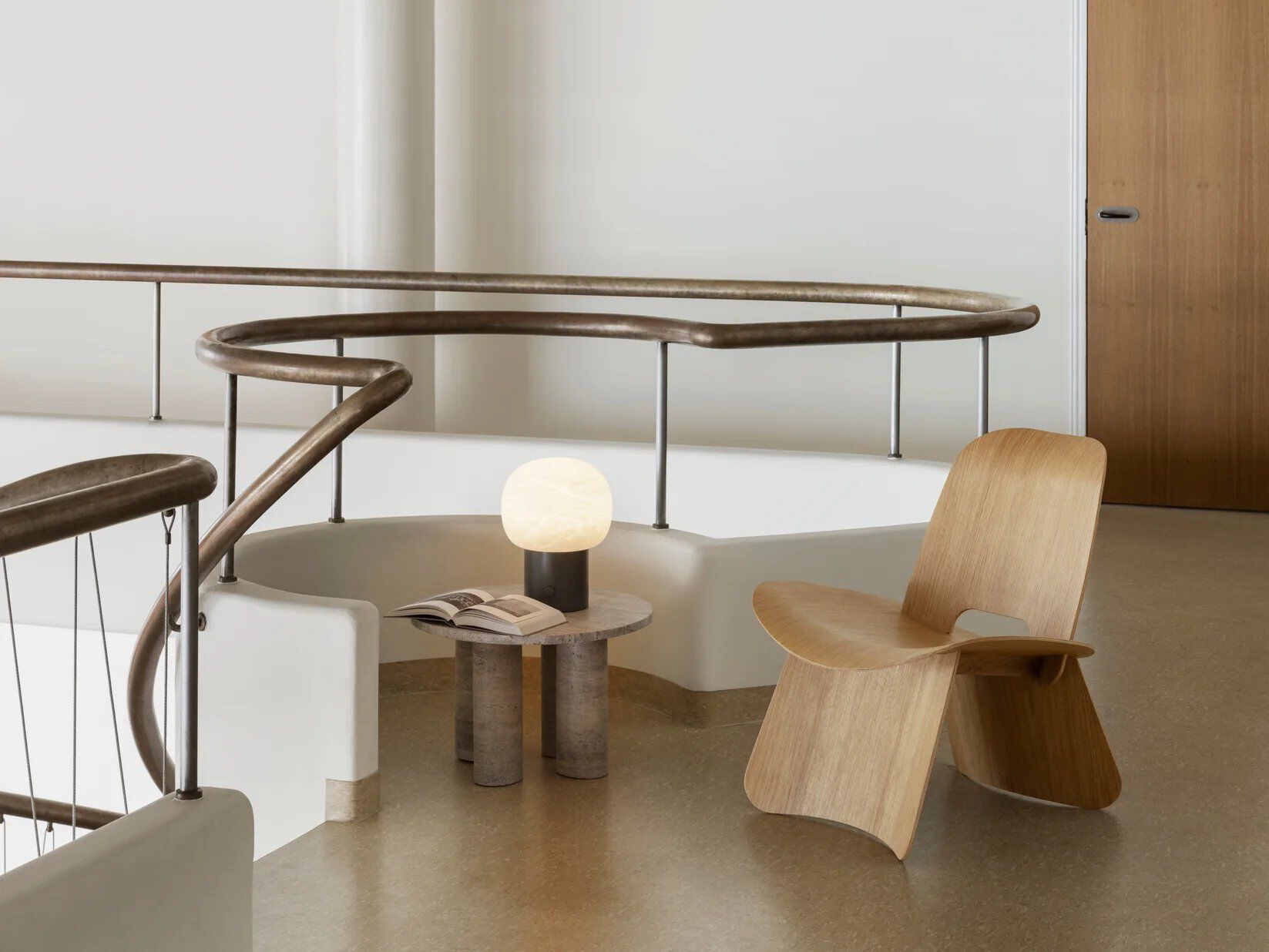 Светодиодная настольная лампа из алебастра и алюминия blomus IRIS Ø24 ARCH-00038432 - Вид №6