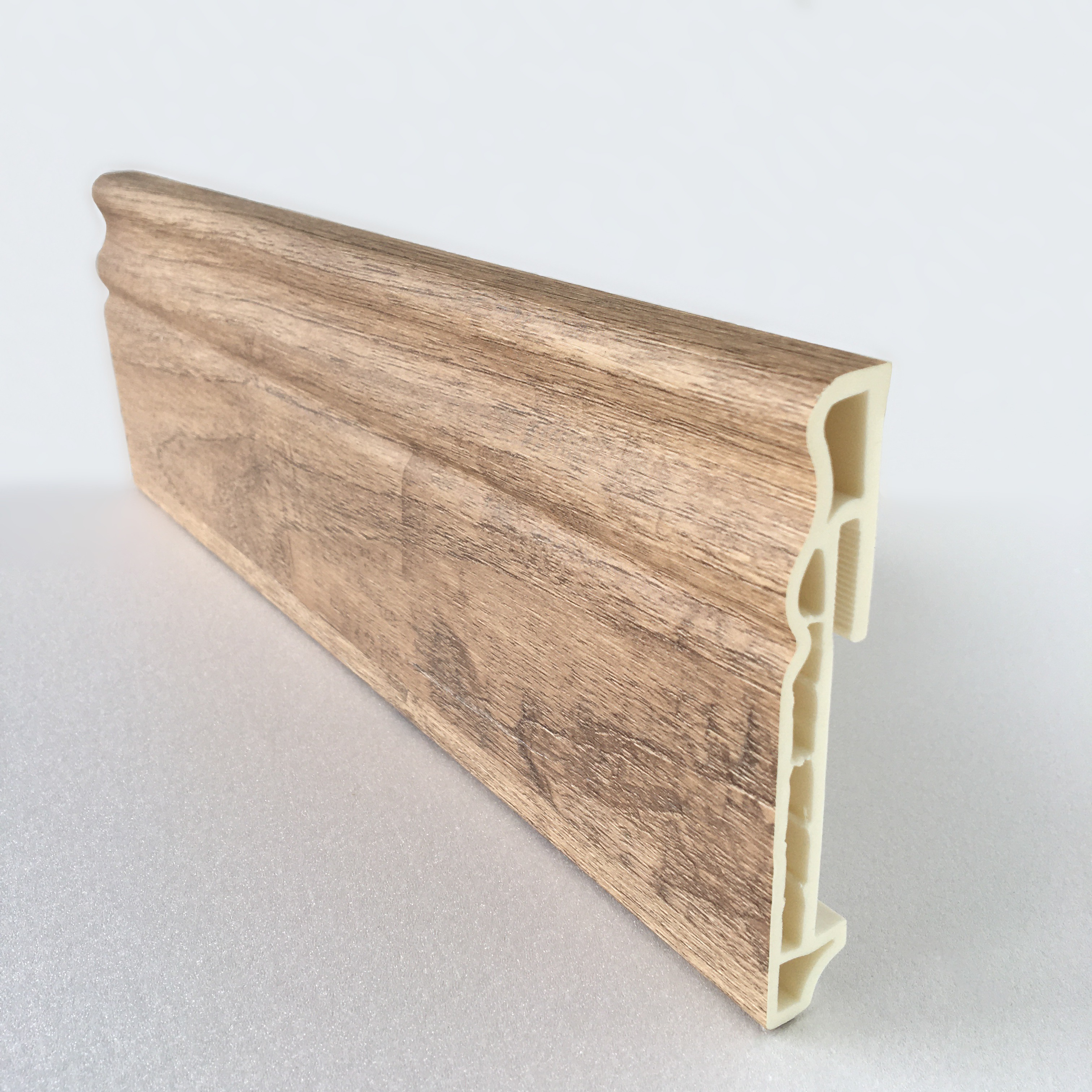 Напольный плинтус  Дуб горный 100мм DEKOR PANEL DP044