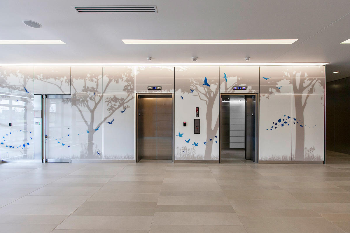 FSRT655 Система облицовки стен Levele флоат-панелями; нижние вставки из нержавеющей стали с отделкой из песчаника и оттиском по далласскому образцу; верхние вставки из окрашенного алюминия на заказ в поезд феникс скай, международный аэропорт феникс скай-г Forms-surfaces  - Вид №16