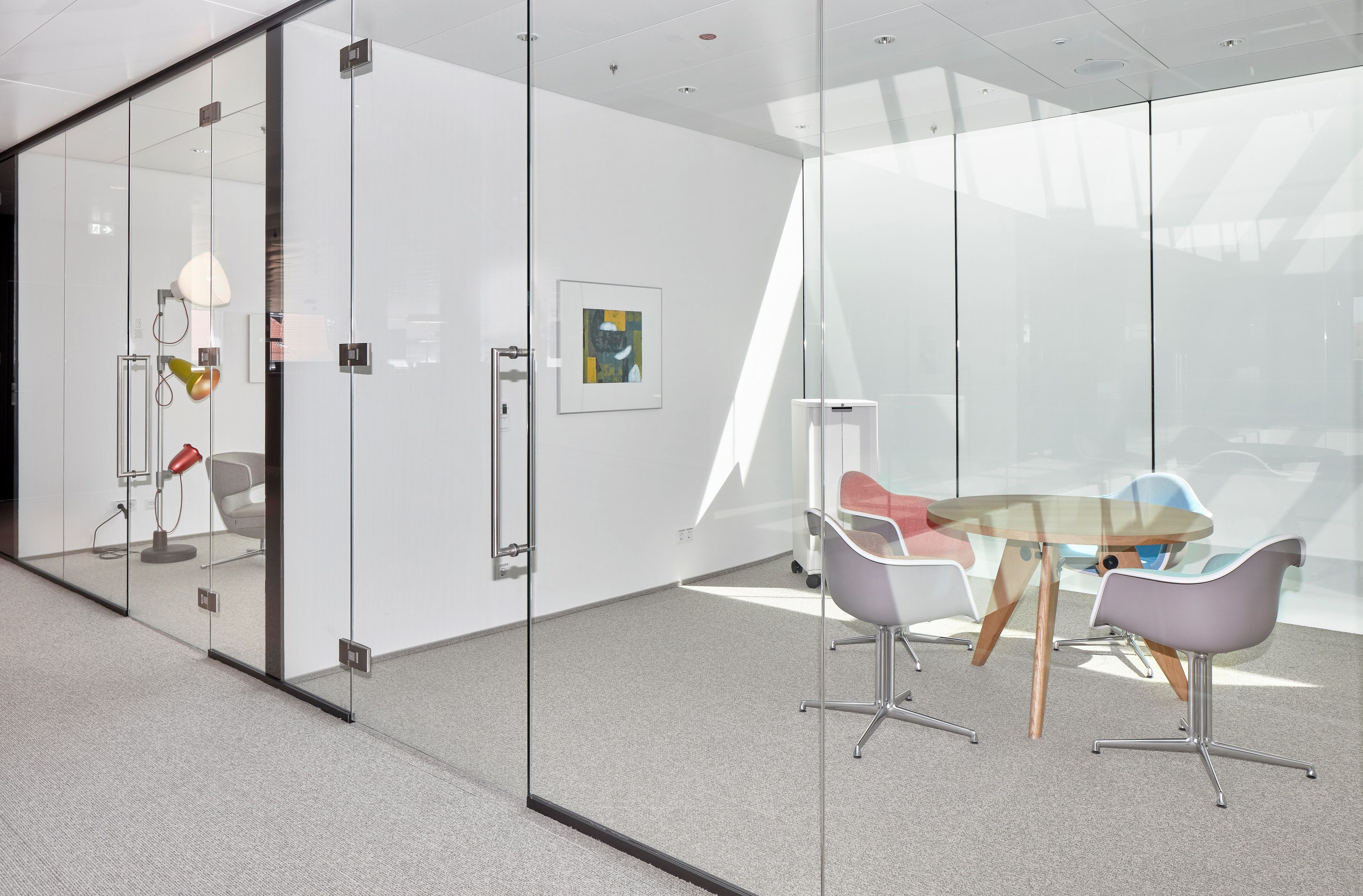 Мягкий тканевый стул с подлокотниками VITRA Eames Plastic Chair ARCH-00121770 - Вид №1