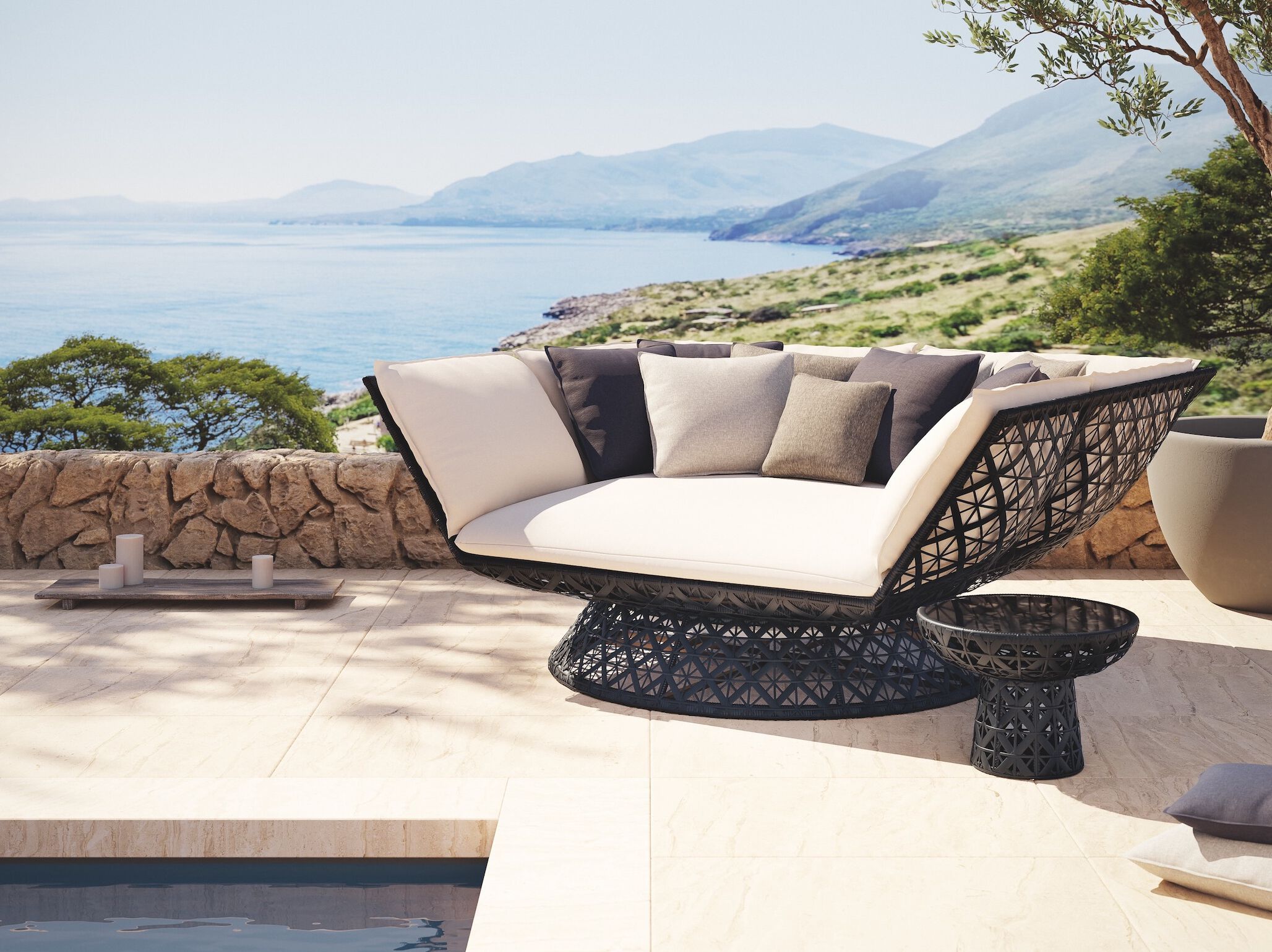 Круглый садовый столик из смолы Walters Reverie ARCH-00062828 - Вид №2