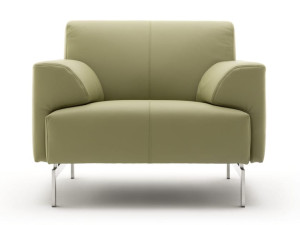 Кожаное кресло с подлокотниками