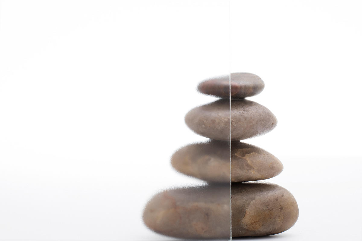 FSRT311 Стекло Vivigraphix graphica показано в конфигурации отражения с прослойкой текущего узора в белом цвете и стандартной отделкой Forms-surfaces 