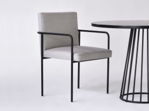 Тканевый стул с подлокотниками