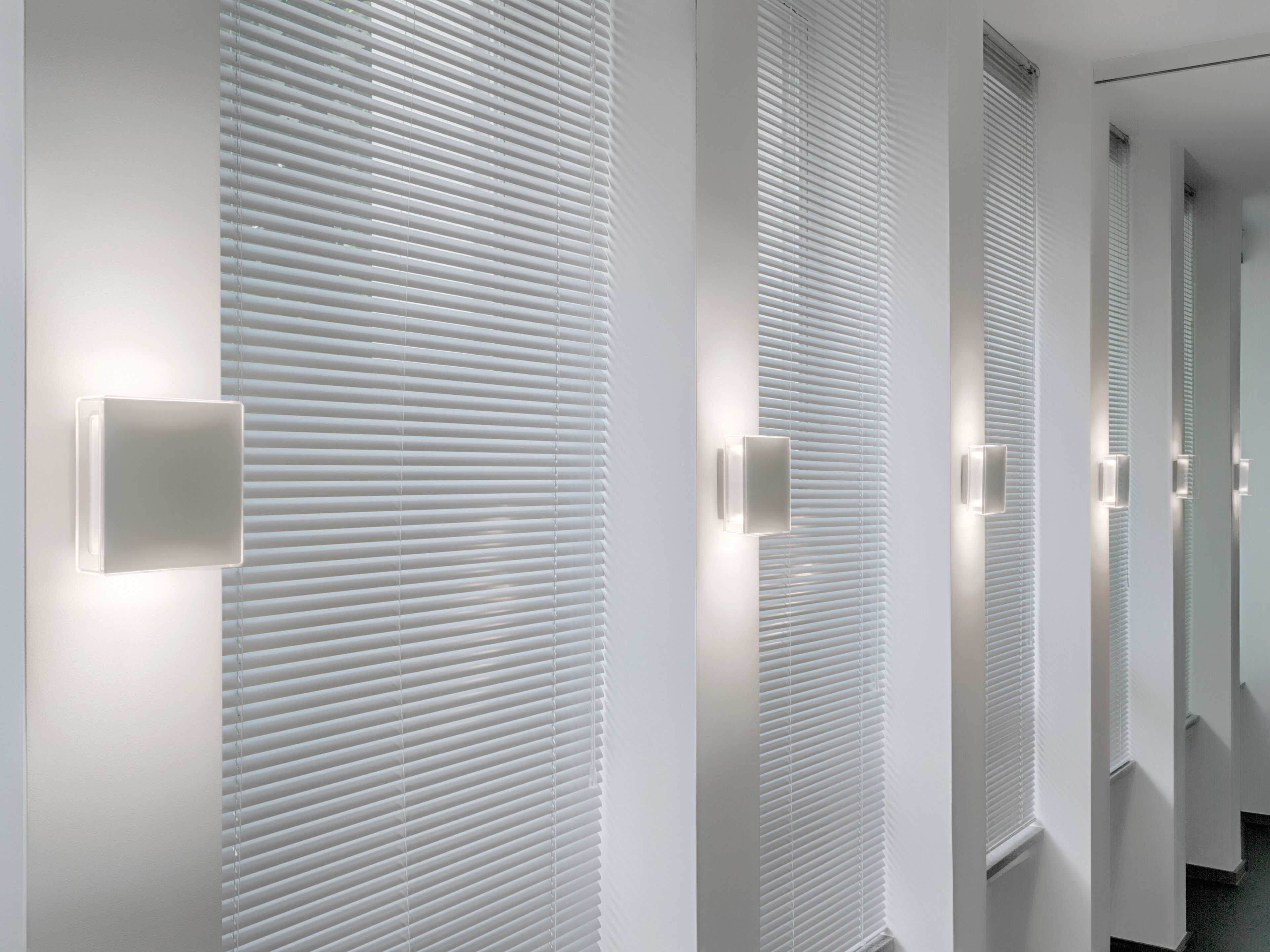 Алюминиевый и стеклянный светодиодный настенный светильник serien.lighting приложение ARCH-00048259