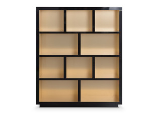 Деревянный книжный шкаф