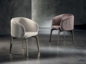 Мягкий тканевый стул с подлокотниками