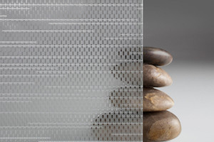 FSRT408 Стекло Vivistrata, показанное в конфигурации обзора, с рисунком скольжения в белом цвете  Forms-surfaces