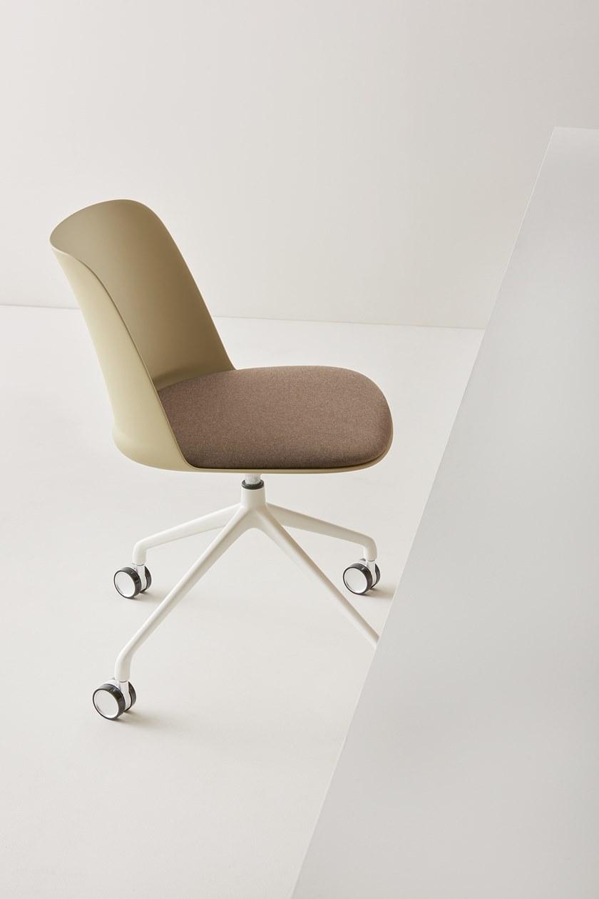 Segis Вращающееся кресло из полипропилена со встроенной подушкой на колесиках To-be sun-id-1480629 - Вид №2