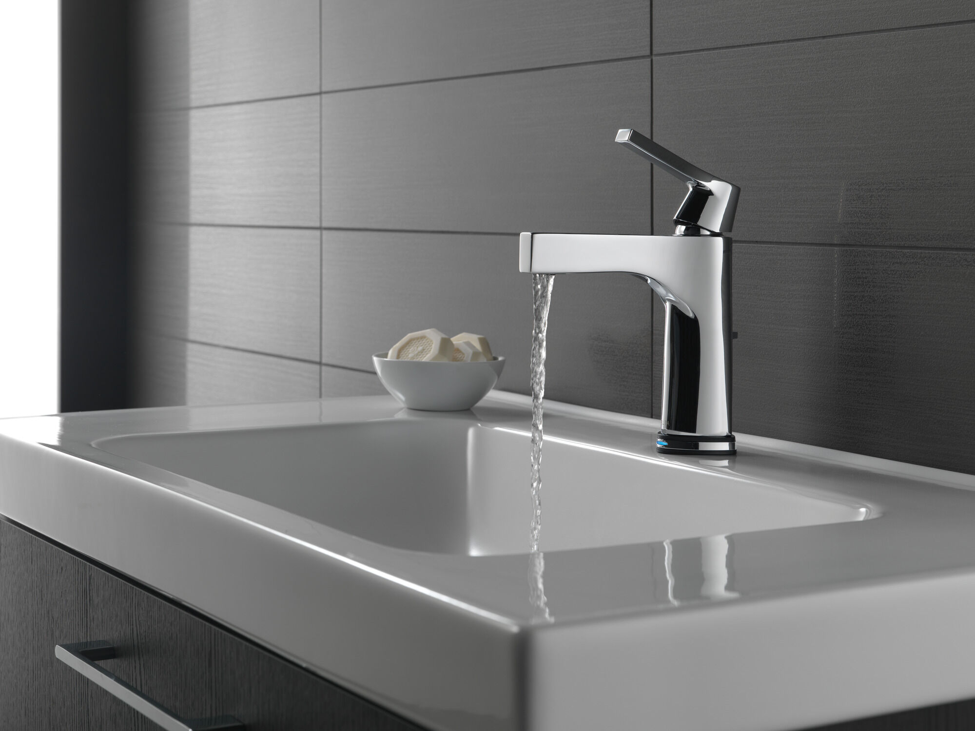 574T-CZ-DST Смеситель для ванной с одной ручкой с технологией Touch2O.xt® Delta Faucet Zura Шампанское бронза  - Вид №5