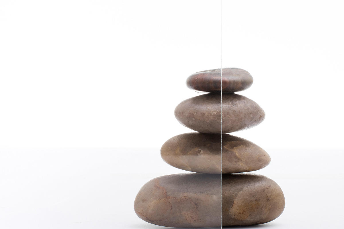 FSRT353 Стекло Vivispectra elements показано в конфигурации отражения с прослойкой изображения дыма юкки и стандартной отделкой Forms-surfaces  - Вид №1