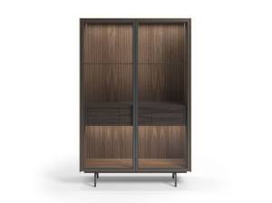 Деревянная витрина со встроенным освещением