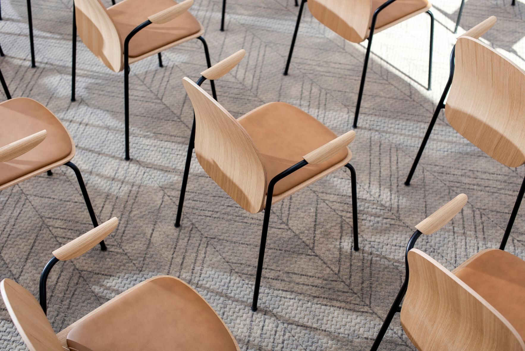 Штабелируемый стул из грецкого ореха с мягким сиденьем Gazzda Book ARCH-00092588 - Вид №11