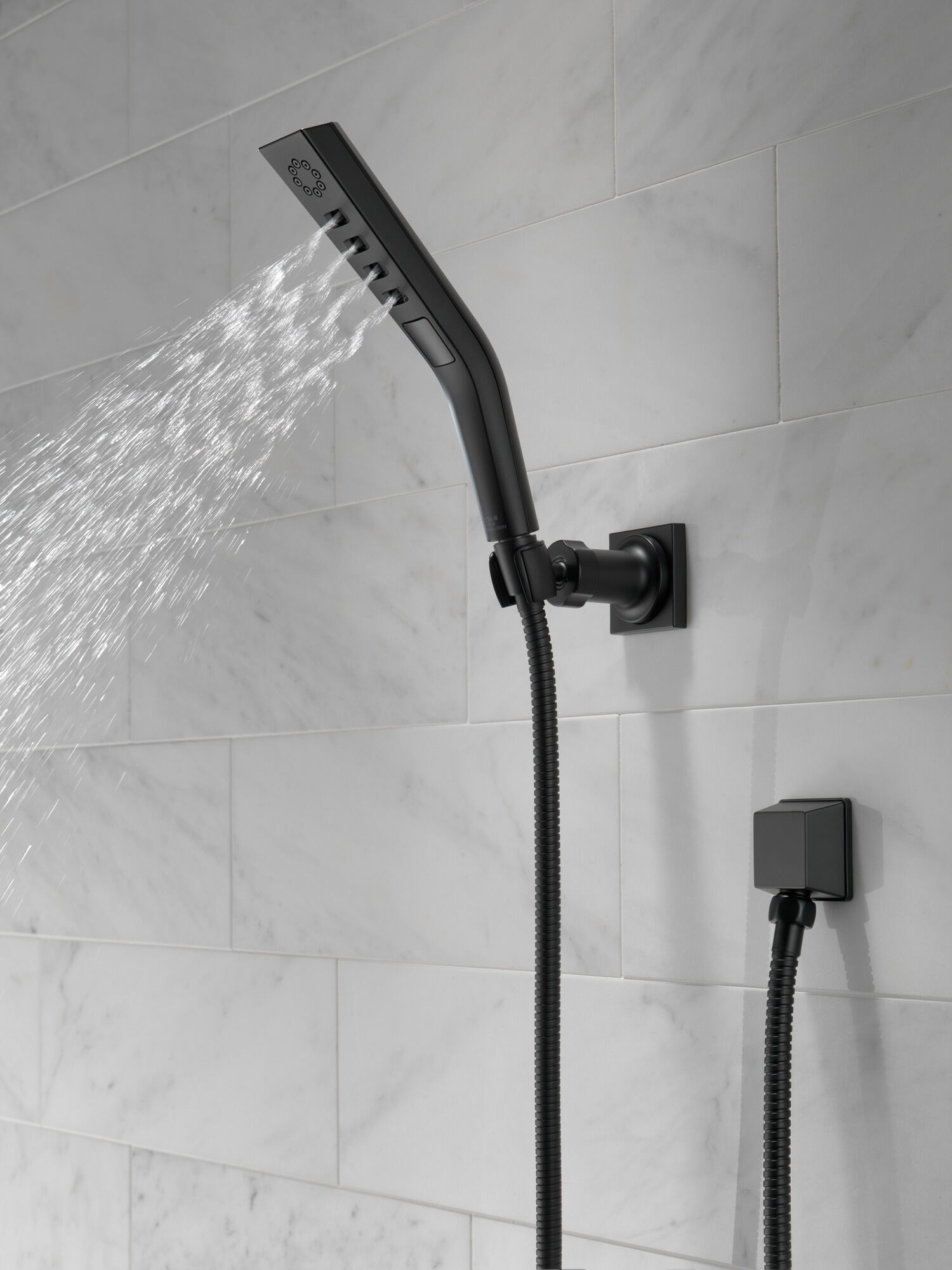 55799-BL H2Okinetic® Ручной душ с 3 настройками для настенного монтажа Delta Faucet Universal Showering Матовый черный  - Вид №4