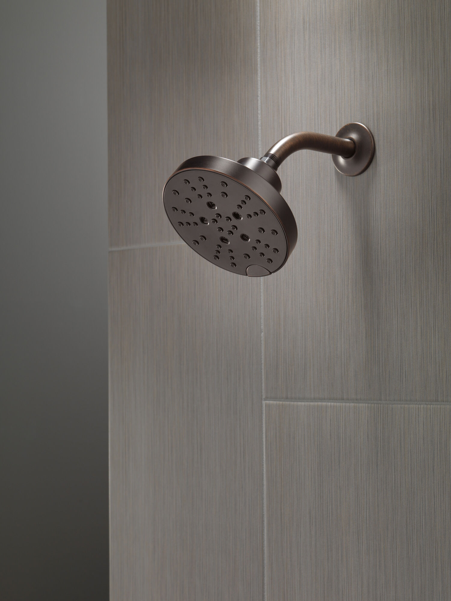 52668-RB H2Okinetic® Современная душевая лейка Raincan с 5 настройками Delta Faucet Universal Showering Венецианская бронза  - Вид №8