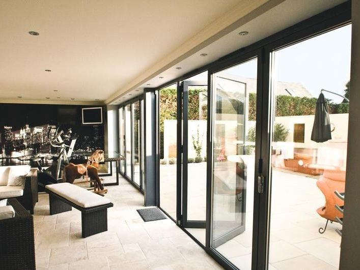 ALUK Group Складная дверь в патио с термическим разделением из алюминия sun-id-1459716 - Вид №1