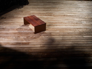 Прямоугольный стол для общественных мест из стали и дерева