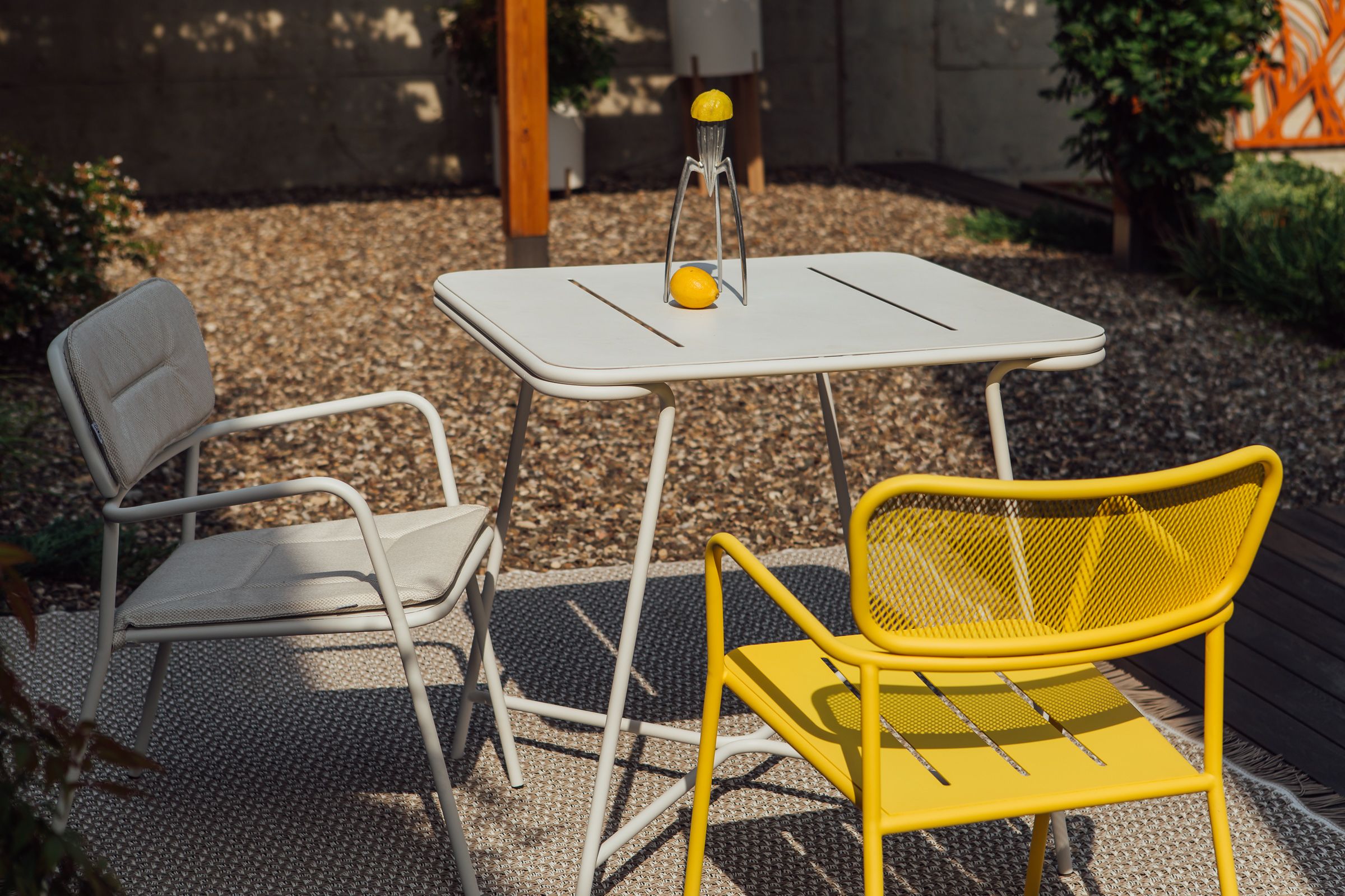 Металлический штабелируемый садовый стул с подлокотниками Garda Furniture Тотем ARCH-00058006 - Вид №2