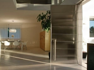 OIKOS VENEZIA Стальная бронированная поворотная входная дверь Synua