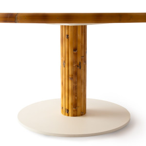 Низкий деревянный журнальный столик