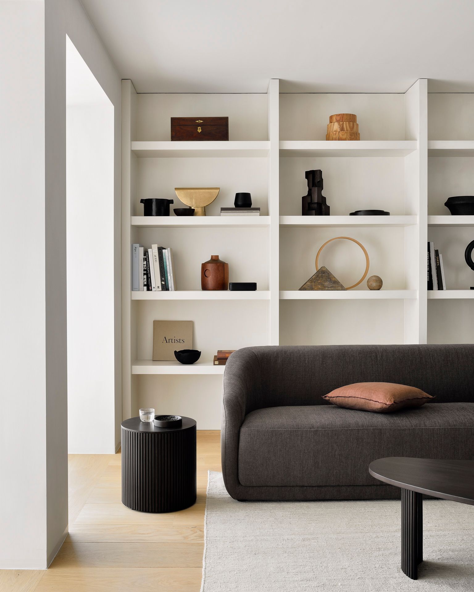 Высокий круглый журнальный столик из красного дерева с отсеком для хранения Ethnicraft Roller Max ARCH-00076993 - Вид №8