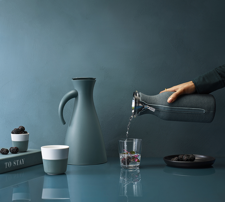 567986 Графин fridge в неопреновом текстурном чехле, 1 л, бирюзово-синий Eva Solo  - Вид №1