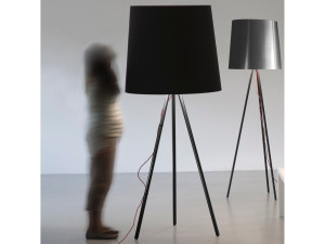 Металлическая напольная лампа с тканевым абажуром