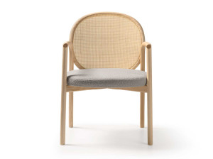 Кресло из массива дерева с мягким сиденьем