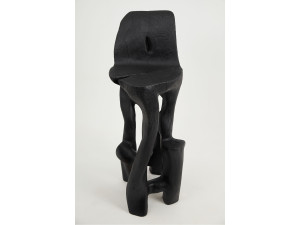 Высокий деревянный стул со спинкой