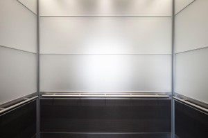 FSRT749 Интерьер лифта Levele-104 с захватными панелями из стекла vivichrome chromis с белой прослойкой и отделкой opalex, клееный алюминий с темной патиной и рисунком ustin, нержавеющая сталь с отделкой seastone; круглые поручни в павильоне амбулаторной Forms-surfaces 