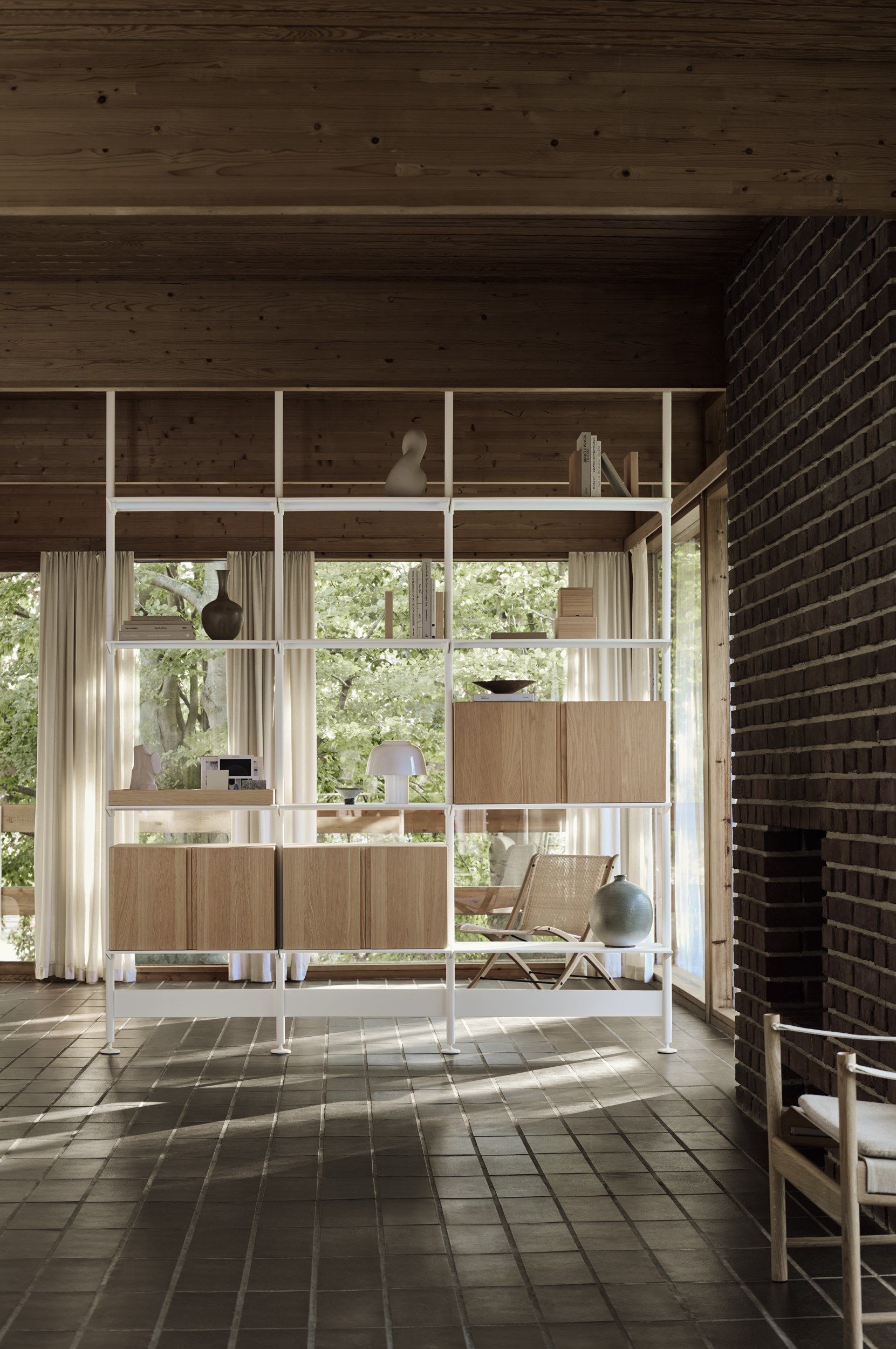 Книжный шкаф из алюминия и дерева с креплением пол-потолок String Furniture Pira ARCH-00108693 - Вид №5