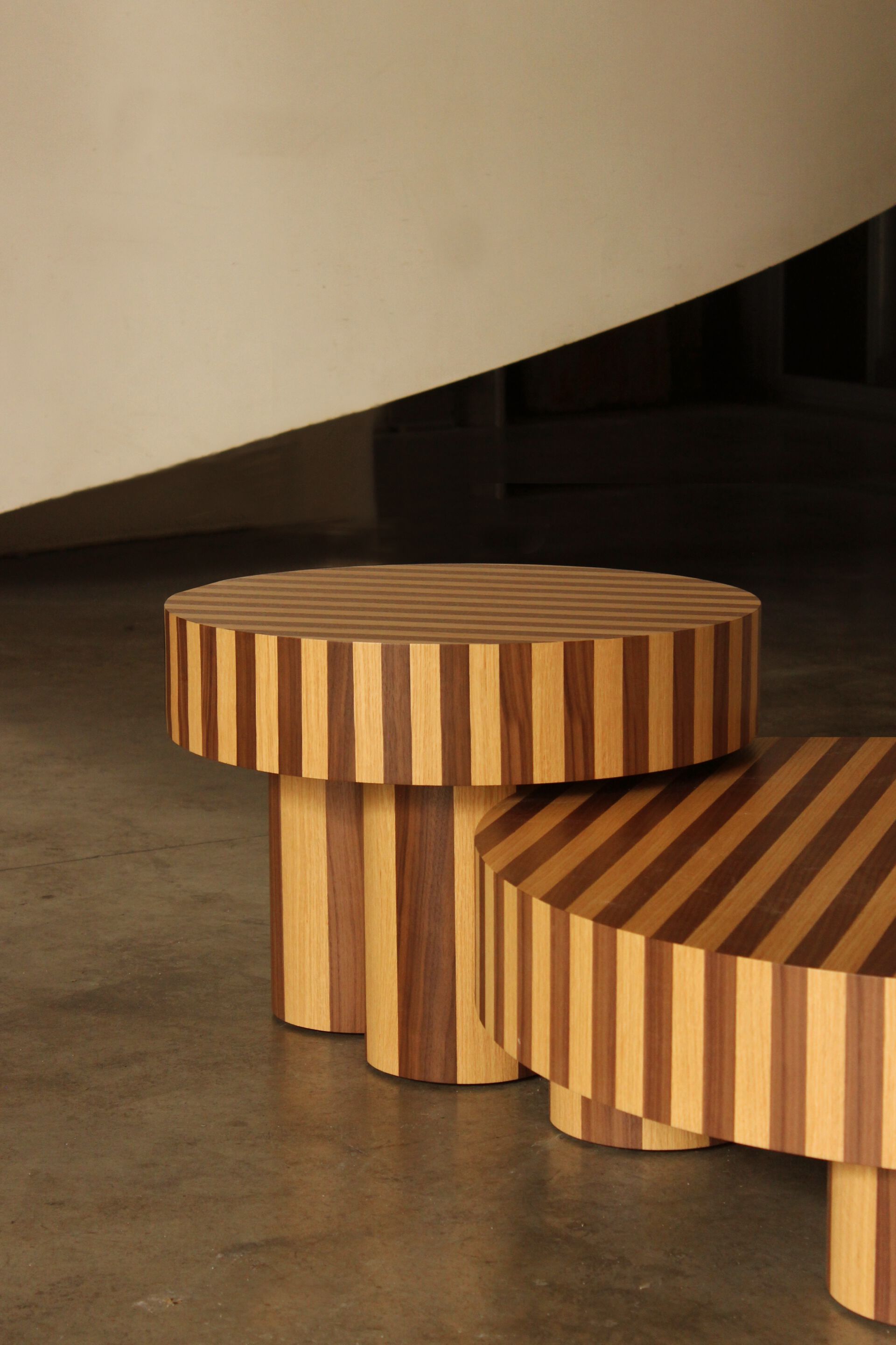 Низкий круглый журнальный столик из дуба и грецкого ореха DOOQ Nusa ARCH-00113669 - Вид №7