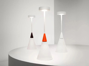 Железная светодиодная настольная лампа