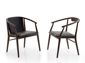 Деревянный и кожаный стул с подлокотниками