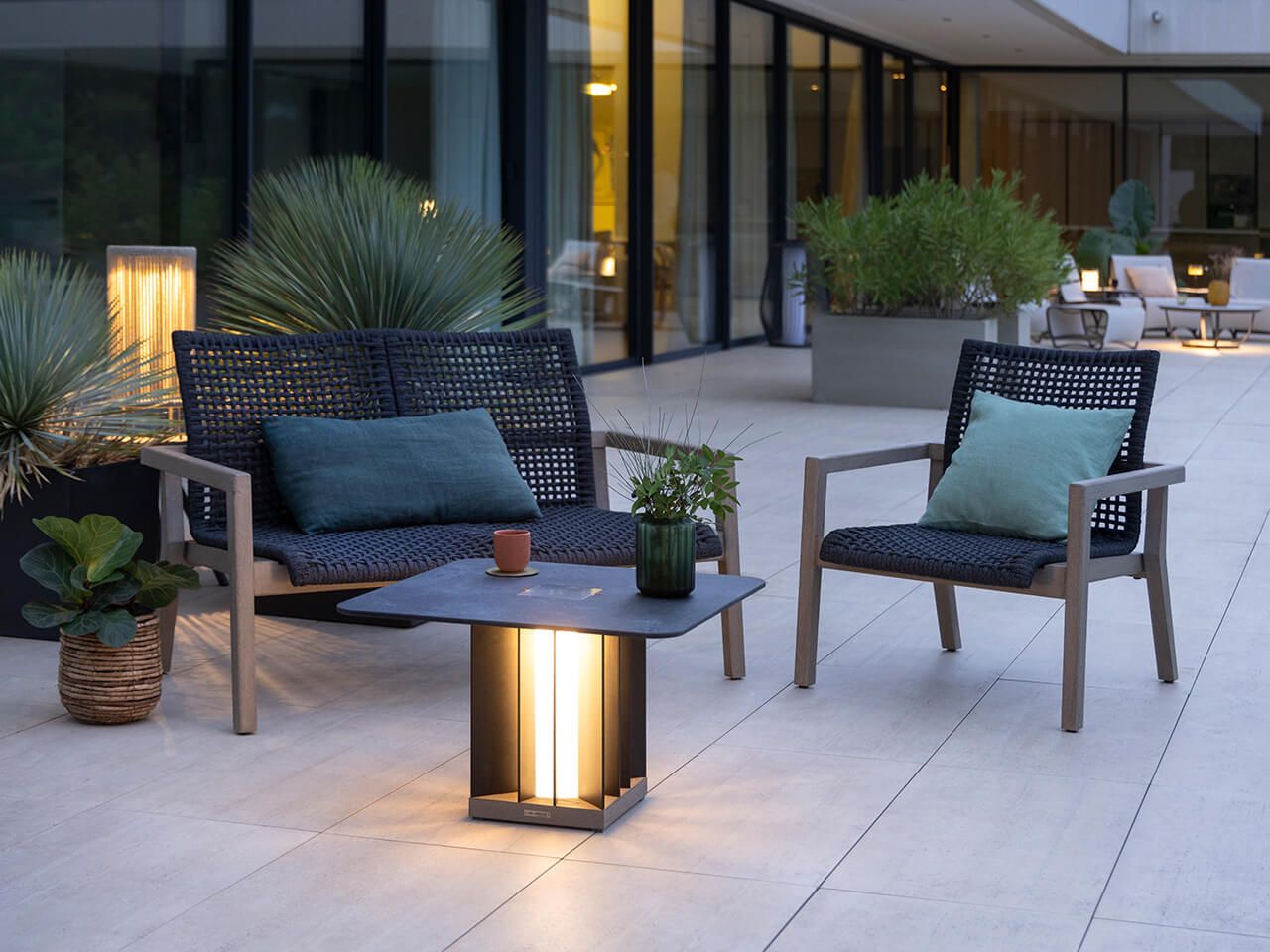 Яркий квадратный садовый столик Les Jardins® Tecka ARCH-00079395 - Вид №2