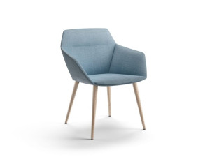 Мягкое кожаное кресло с подлокотниками