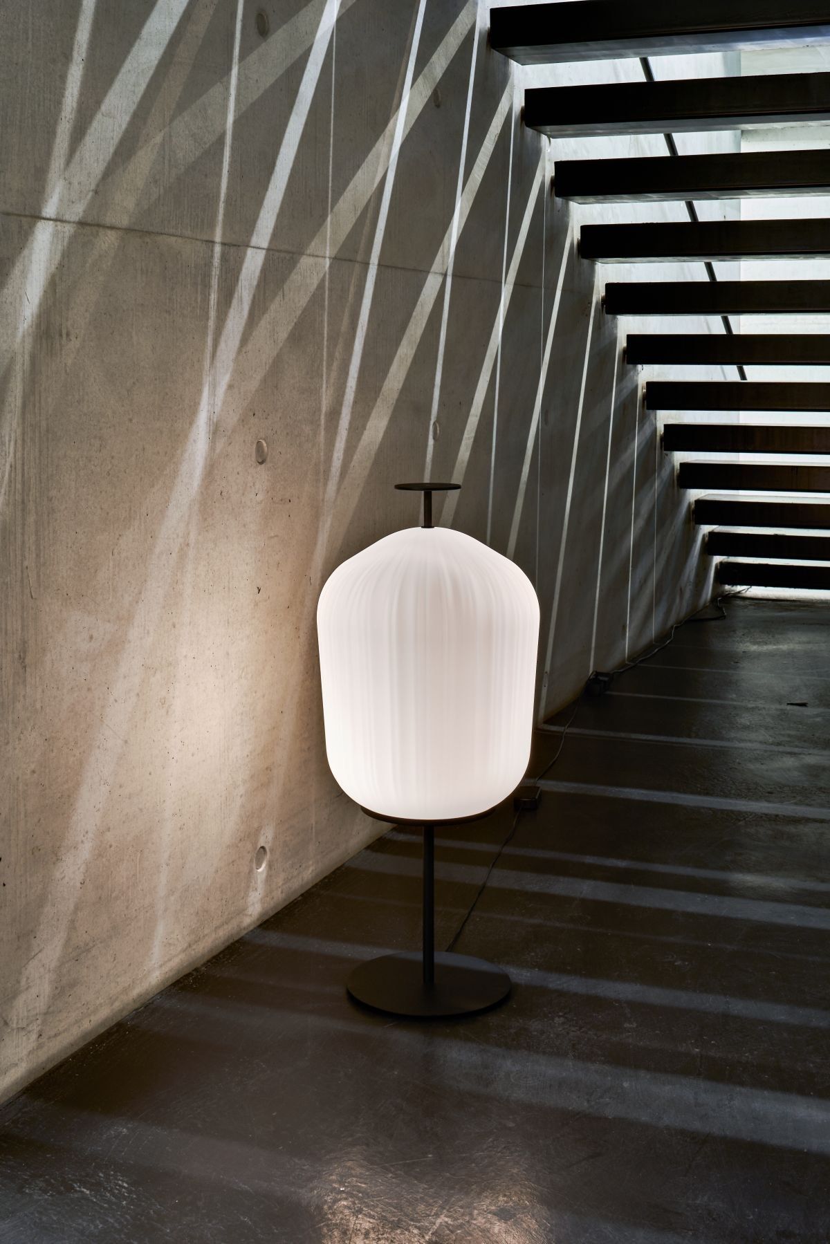 Алюминиевый и стеклянный светодиодный торшер Classicon Plissée ARCH-00095717 - Вид №12