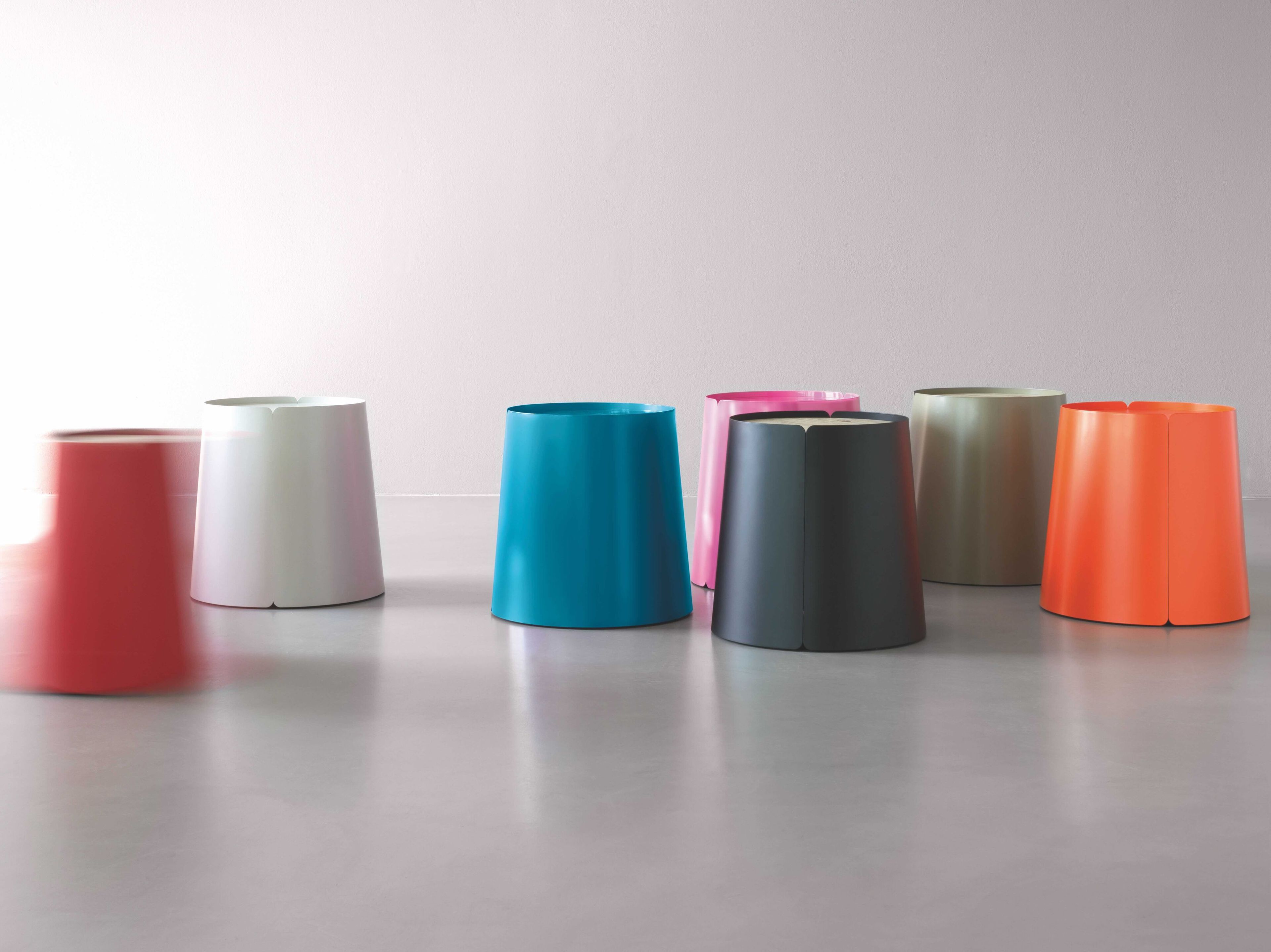 Круглый металлический журнальный столик для контракта с колесами MEMEDESIGN BOBINO ARCH-00121162