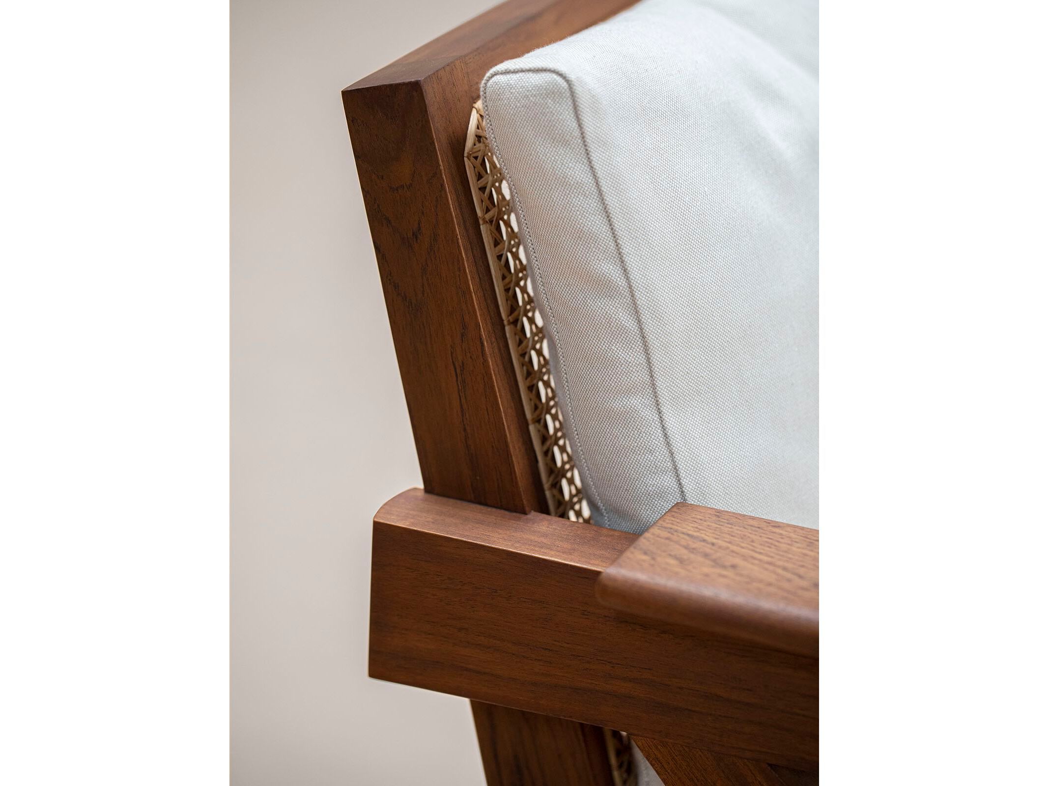 Кресло из тикового дерева с подлокотниками Phantom Hands Адитья Пракаш ARCH-00004268 - Вид №3