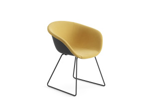 Стул с салазками, частично покрытый тканью