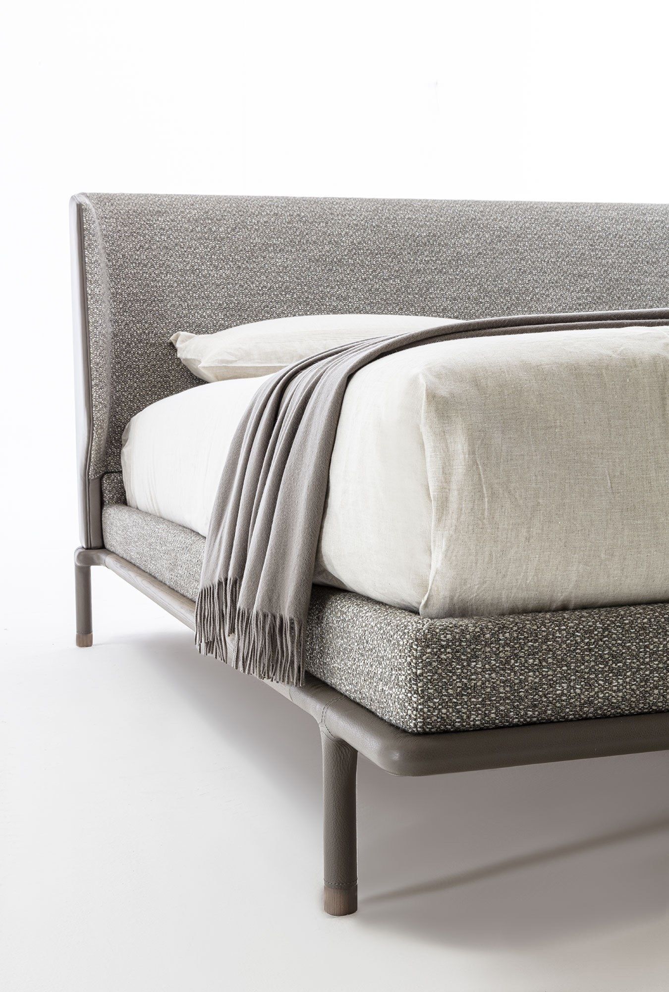 Двуспальная кровать с мягким изголовьем Frigerio Alfred ARCH-00049003 - Вид №3