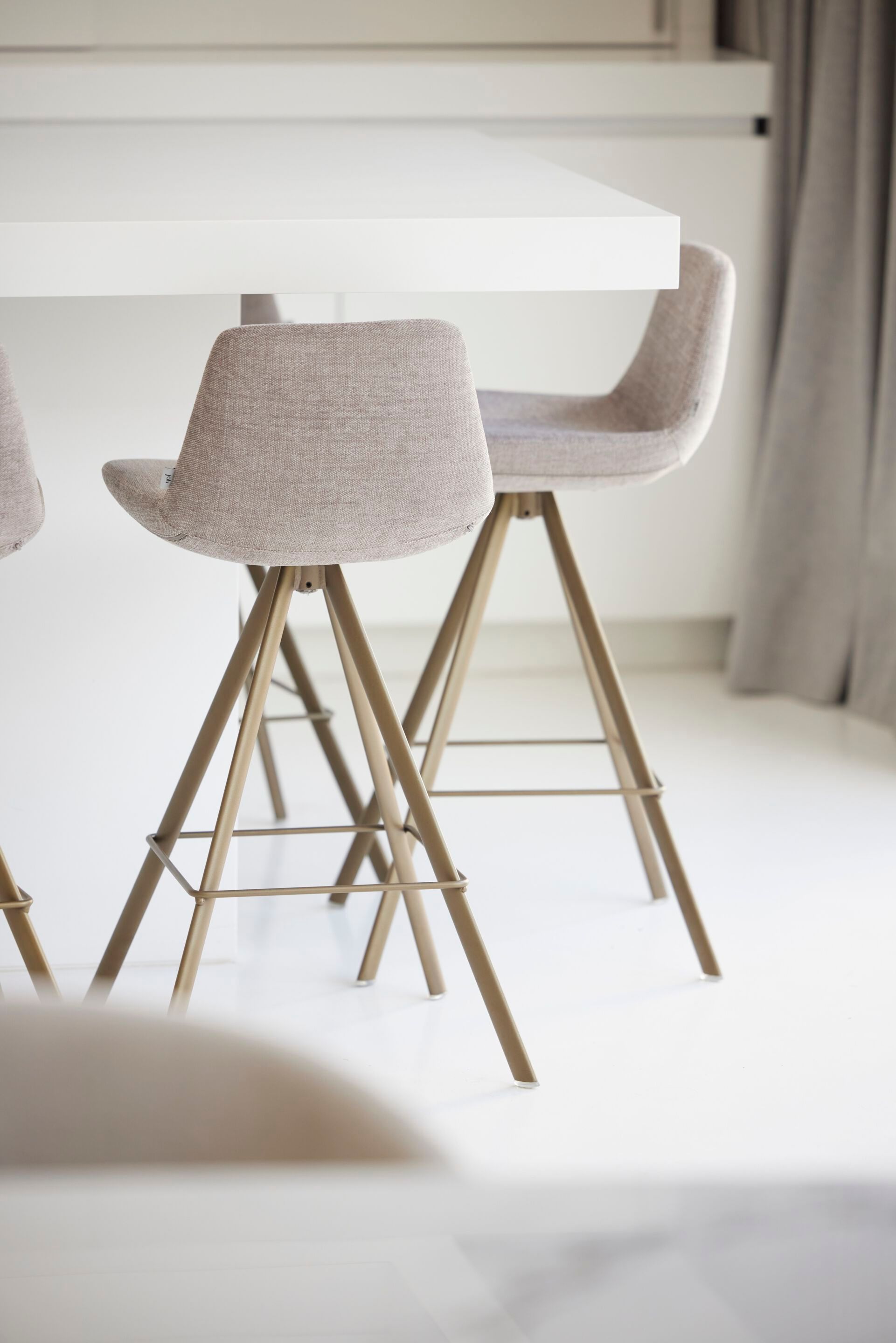 Табурет на насесте из ткани Joli ARCH-00072865 - Вид №2