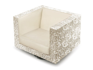 Кожаное кресло с подлокотниками